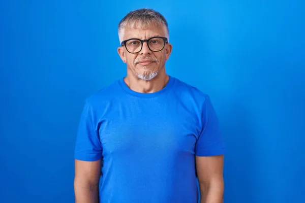 Spaanse Man Met Grijs Haar Blauwe Achtergrond Ontspannen Met Serieuze — Stockfoto