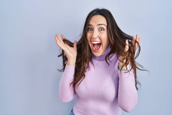 Young Brunette Woman Standing Blue Background Celebrating Crazy Amazed Success — Stockfoto
