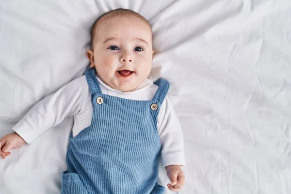 Adorável Bebê Sorrindo Confiante Deitado Cama Quarto — Fotografia de Stock