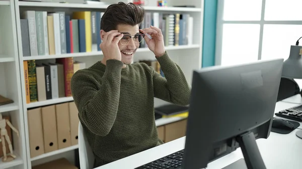 Young Hispanic Man Student Using Computer Studying Library University — Stock Fotó