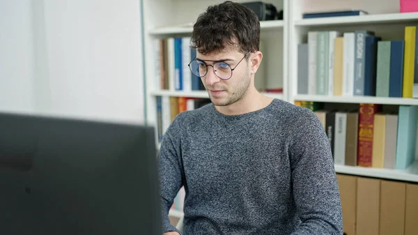 Young Hispanic Man Student Using Computer Studying Library University —  Fotos de Stock
