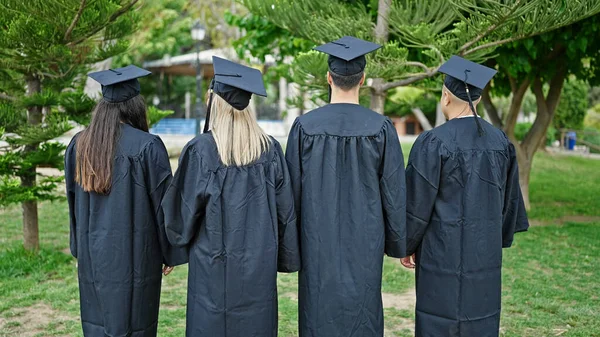 Groep Mensen Studenten Afgestudeerd Staan Samen Achteruit Campus Van Universiteit — Stockfoto