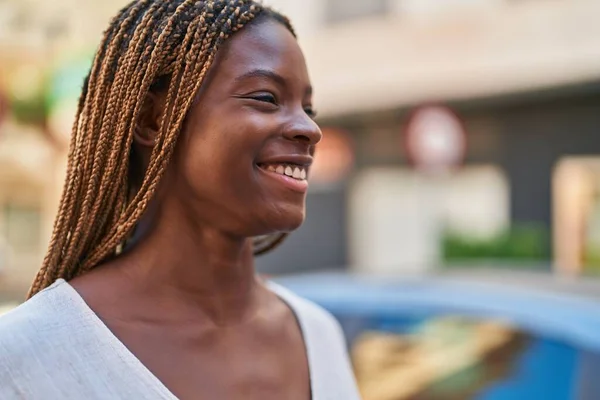 Afričanky Americká Žena Usmívá Sebevědomě Dívá Stranu Ulici — Stock fotografie