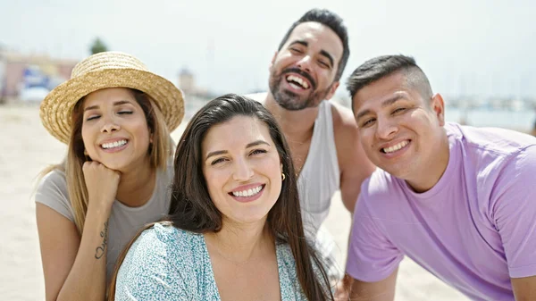 Grupo Personas Hacen Selfie Por Cámara Sonriendo Playa — Foto de Stock