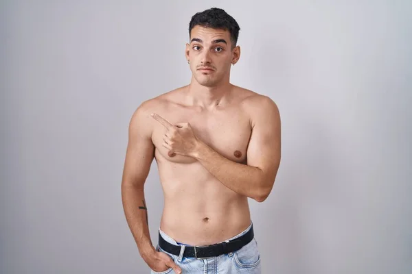 Snygg Latinamerikansk Man Står Skjorta Utan Att Peka Sidan Orolig — Stockfoto