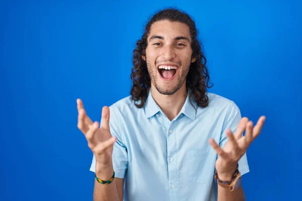 Young Hispanic Man Standing Blue Background Crazy Mad Shouting Yelling — Stockfoto