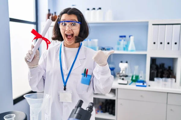 Ung Latinamerikansk Kvinna Arbetar Forskare Laboratorium Innehar Examen Pekar Tummen — Stockfoto