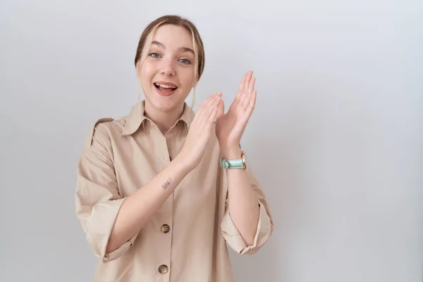 Kafkasyalı Genç Bir Kadın Sıradan Bir Tişört Giyiyor Alkışlıyor Mutlu — Stok fotoğraf
