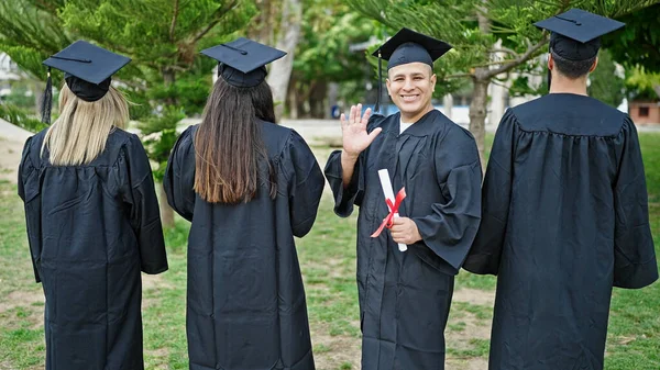 Grupo Personas Estudiantes Graduaron Sosteniendo Diploma Diciendo Hola Con Mano — Foto de Stock