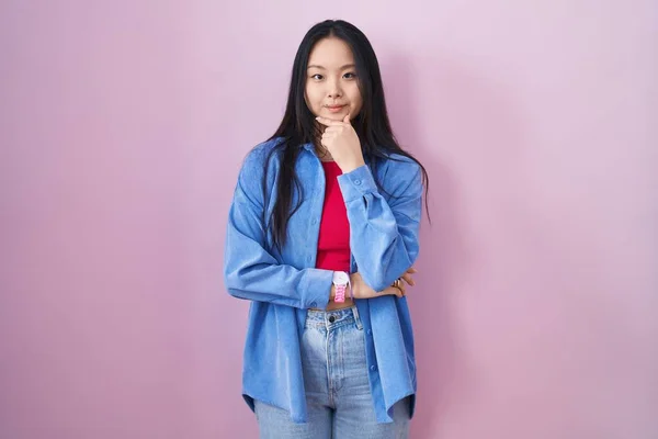 Young Asian Woman Standing Pink Background Looking Confident Camera Smiling — Stock fotografie