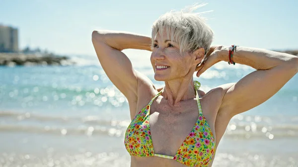 Middle Age Blonde Woman Tourist Smiling Confident Touching Hair Beach — Stock Photo, Image
