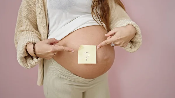 Junge Schwangere Frau Zeigt Mit Dem Finger Auf Fragezeichen Mahnpapier — Stockfoto
