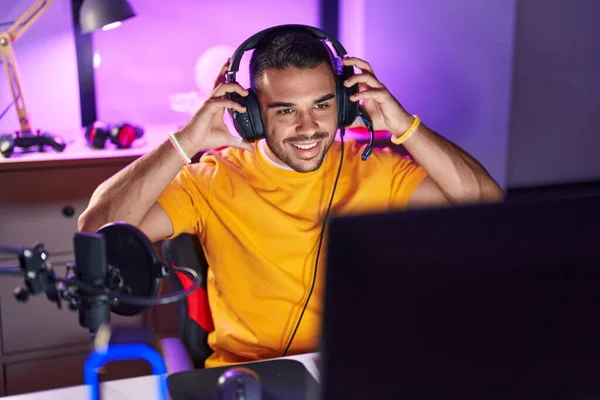 Ung Spansktalende Mand Streamer Smilende Selvsikker Sidder Bordet Gaming Room - Stock-foto