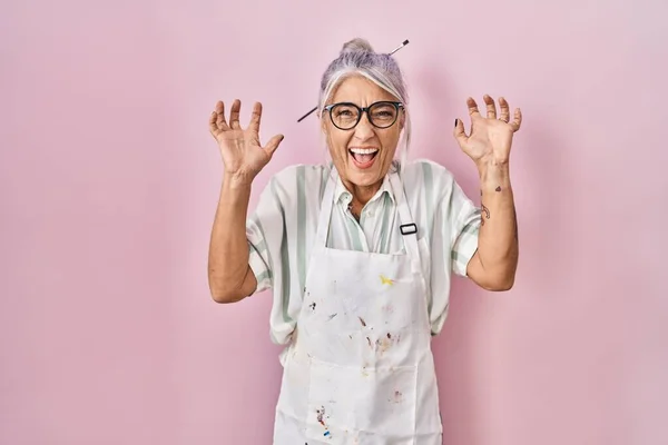 Gri Saçlı Sanatçı Kılığında Orta Yaşlı Bir Kadın Başarı Için — Stok fotoğraf
