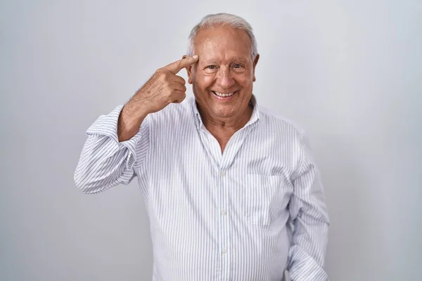 Uomo Anziano Con Capelli Grigi Piedi Sfondo Isolato Sorridente Punta — Foto Stock