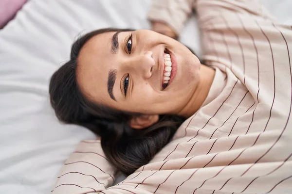 Wanita Muda Hispanik Tersenyum Percaya Diri Berbaring Tempat Tidur Kamar — Stok Foto