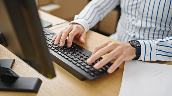 Ofisteki Bilgisayarı Kullanan Latin Asıllı Genç Bir Adamı — Stok fotoğraf