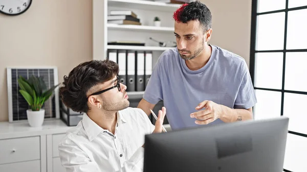 Δύο Άνδρες Εργαζόμενοι Στις Επιχειρήσεις Χρησιμοποιώντας Υπολογιστή Που Εργάζονται Στο — Φωτογραφία Αρχείου