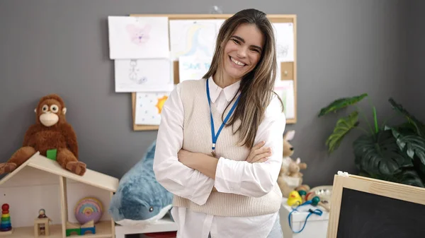 Joven Mujer Hispana Hermosa Trabajando Como Maestra Sonriendo Con Los — Foto de Stock