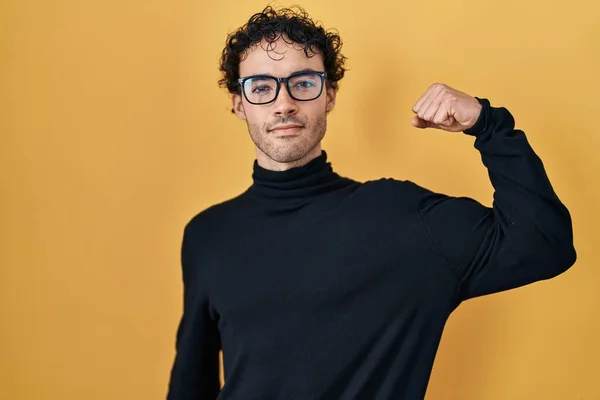 Hispanischer Mann Steht Über Gelbem Hintergrund Starke Person Zeigt Armmuskeln — Stockfoto