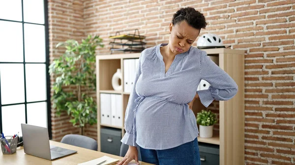 Junge Schwangere Geschäftsfrau Leidet Unter Rückenschmerzen Büro — Stockfoto