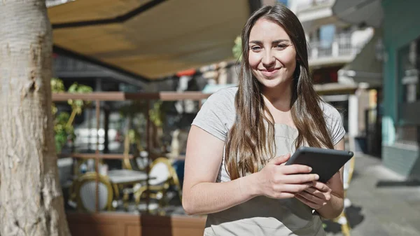 Νεαρή Όμορφη Ισπανίδα Σερβιτόρα Χαμογελαστή Αυτοπεποίθηση Χρησιμοποιώντας Touchpad Στη Βεράντα — Φωτογραφία Αρχείου