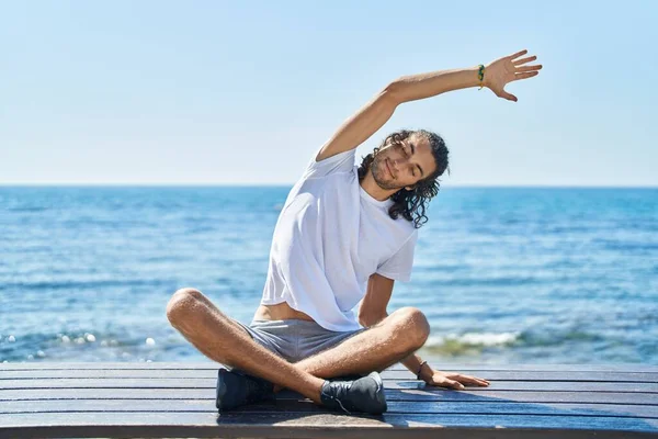 Giovane Uomo Ispanico Che Esercizio Yoga Seduto Sulla Panchina Mare — Foto Stock
