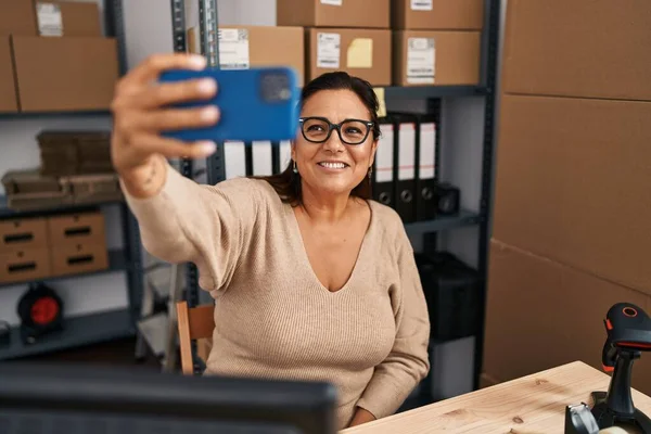 Orta Yaşlı Spanyol Kadın Ecommerce Işçisi Ofisteki Akıllı Telefondan Selfie — Stok fotoğraf