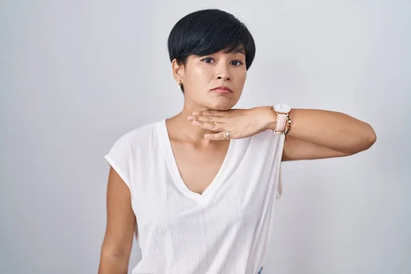 Jovem Mulher Asiática Com Cabelo Curto Sobre Fundo Isolado Cortando — Fotografia de Stock