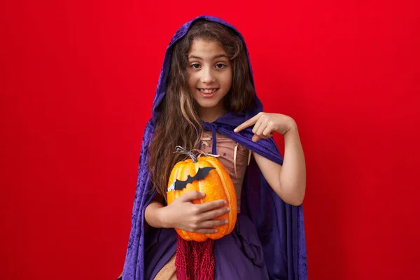 Niña Hispana Vistiendo Disfraz Bruja Halloween Sonriendo Feliz Señalando Con — Foto de Stock