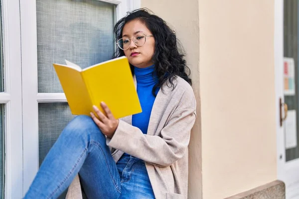 Молодая Китаянка Читает Книги Улице — стоковое фото