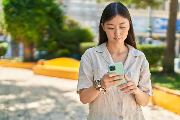 Parkta Akıllı Telefon Kullanan Çinli Kadın — Stok fotoğraf