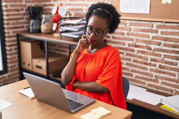 Femeie Afaceri Afro Americană Folosește Laptop Expresie Serioasă Birou — Fotografie, imagine de stoc