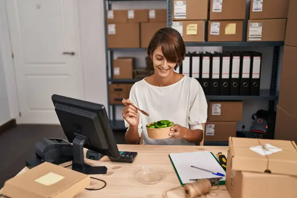Young Beautiful Hispanic Woman Ecommerce Business Worker Eating Salad Office — Stock Photo, Image