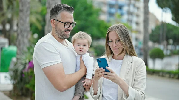 Rodzina Matki Ojca Dziecka Uśmiechających Się Przy Użyciu Smartfona Ulicy — Zdjęcie stockowe