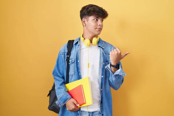 Der Hispanische Teenager Trägt Einen Studentenrucksack Und Hält Bücher Lächelnd — Stockfoto
