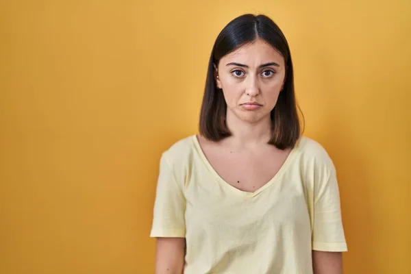 Menina Hispânica Vestindo Shirt Casual Sobre Fundo Amarelo Deprimido Preocupar — Fotografia de Stock