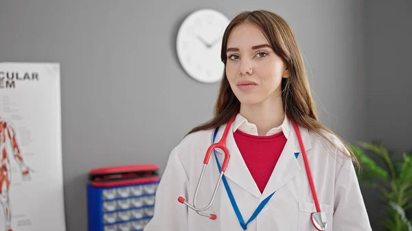 Klinikte Rahat Bir Ifadeyle Duran Genç Spanyol Kadın Doktor — Stok fotoğraf