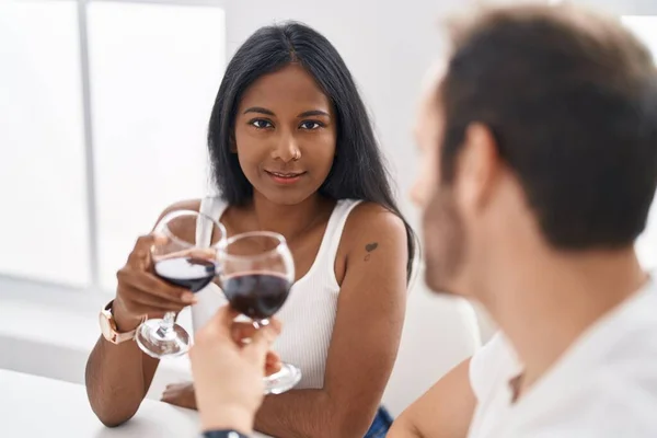 Man Vrouw Interraciaal Paar Drinken Wijn Zitten Tafel Thuis — Stockfoto