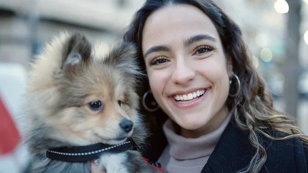 Mujer Hispana Joven Con Perro Sonriendo Confiado Pie Calle —  Fotos de Stock