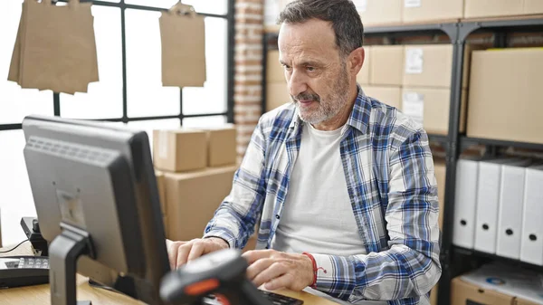 Hombre Mediana Edad Comercio Electrónico Trabajador Negocios Utilizando Computadora Oficina — Foto de Stock