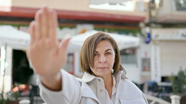 中年惊慌失措的女人在街上手拉手地做着停下来的手势 — 图库照片