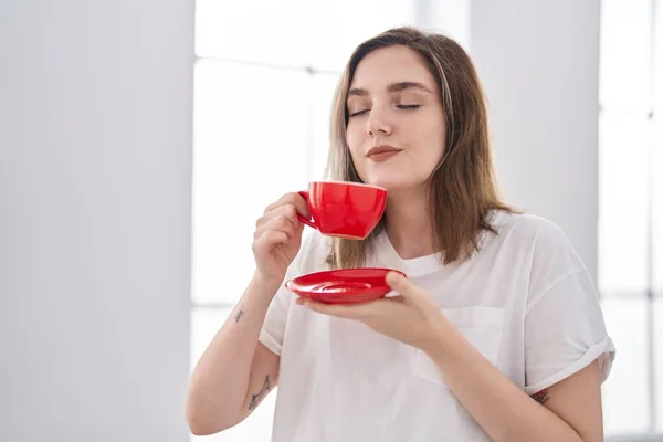 Νεαρή Γυναίκα Που Πίνει Καφέ Στο Σπίτι — Φωτογραφία Αρχείου