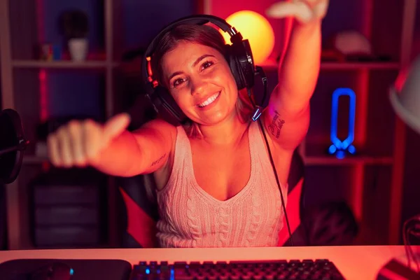 Junge Blonde Frau Die Videospiele Spielt Mit Kopfhörern Zustimmend Positive — Stockfoto