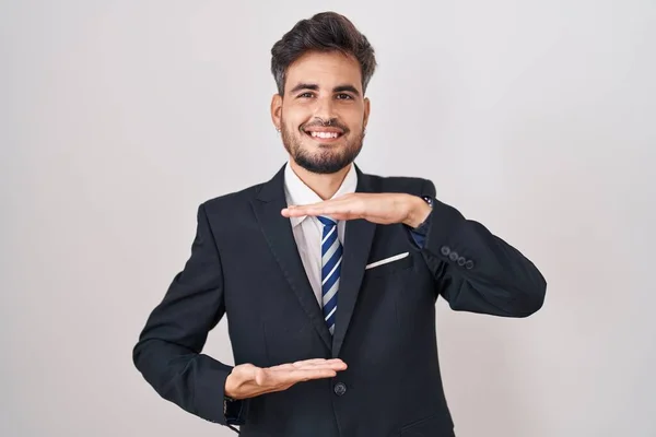 Homem Hispânico Jovem Com Tatuagens Vestindo Terno Negócios Gesto Gravata — Fotografia de Stock