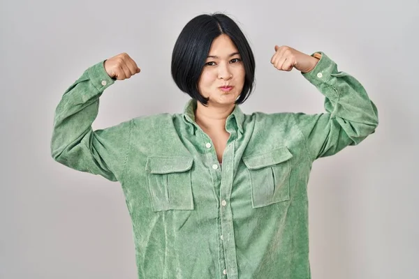 Jovem Mulher Asiática Sobre Fundo Branco Mostrando Braços Músculos Sorrindo — Fotografia de Stock