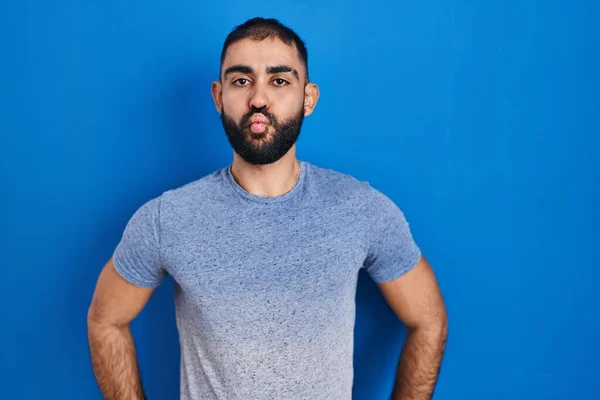 Homme Moyen Orient Avec Barbe Debout Sur Fond Bleu Faisant — Photo