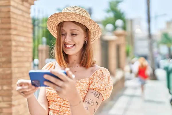 Genç Kızıl Saçlı Yaz Şapkalı Bir Turist Sokakta Akıllı Telefondan — Stok fotoğraf