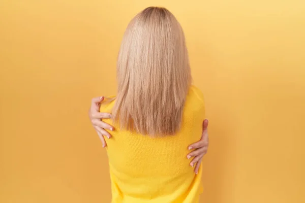 Mulher Caucasiana Jovem Vestindo Suéter Amarelo Abraçando Feliz Positivo Trás — Fotografia de Stock