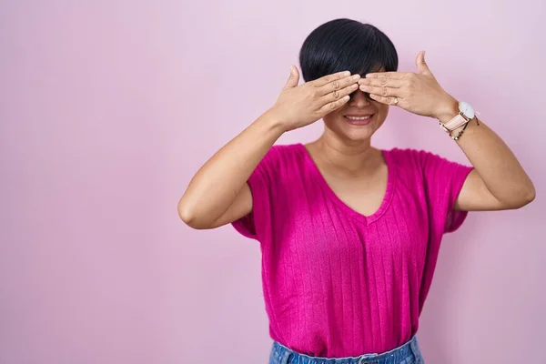 Kısa Saçlı Genç Asyalı Kadın Pembe Arka Planda Duruyor Gözleri — Stok fotoğraf